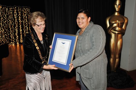 Natasha Bredenkamp ontvang haar â€œSertifikaat vir Uitnemendheidâ€ van Overstrandse Uitvoerende Burgemeester,  Raadsdame Nicolette Botha-Guthrie. (Foto: Bernard Jordaan van Nasionale Pers-Sentrum)